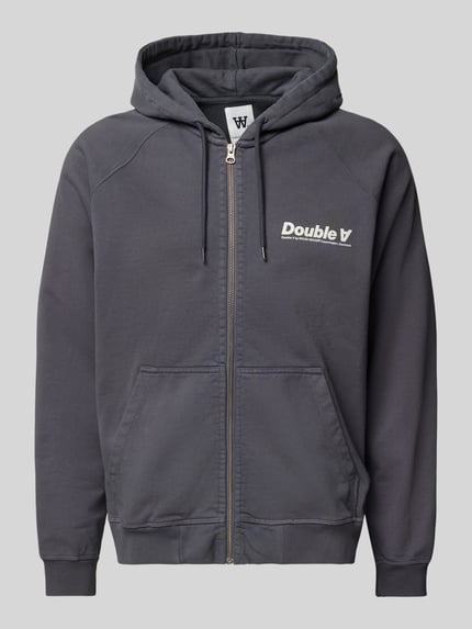 Produktfoto, Sweatjack met capuchon en ritssluiting model 'Sven' van Wood Wood in donkergrijs, puur katoen, relaxed fit, labelprint, kangoeroezak, ruglengte maat M 67 cm, mouwlengte maat M 72 cm.