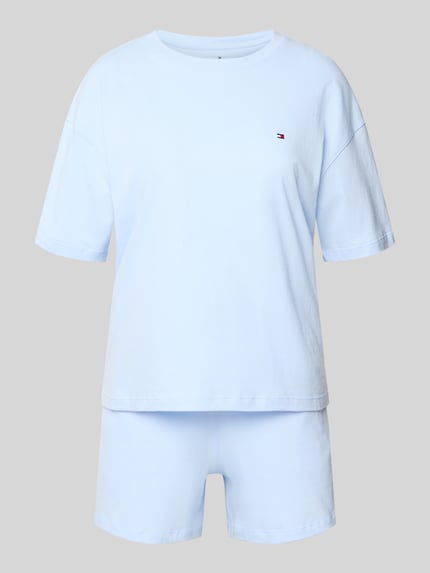 Frauenmodel trägt Regular Fit Pyjama aus reiner Baumwolle von TOMMY HILFIGER in Hellblau, unifarben, mit Logo-Stitching, Ganzkörperansicht von vorne