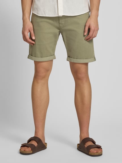 Männermodel trägt Regular Fit Shorts mit Umschlag Modell 'RICK' von Jack & Jones in Beige, Baumwoll-Mix, Eingrifftaschen, Ganzkörperansicht von vorne.
