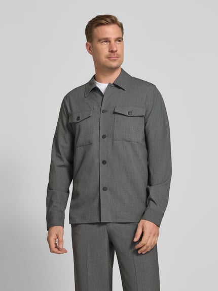 Männermodel trägt Relaxed Fit Hemdjacke mit Kentkragen und Brusttaschen von Lindbergh in Grau, Material-Mix, Ganzkörperansicht von vorne.