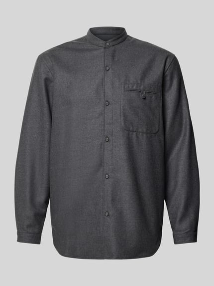Produktfoto, Regular Fit Freizeithemd aus Schurwolle mit Brusttasche von Officine Générale in dunklem Grau, strukturierte Webware, Stehkragen, einreihige Knopfleiste, lange Ärmel, Brusttasche, abgerundeter Saum.