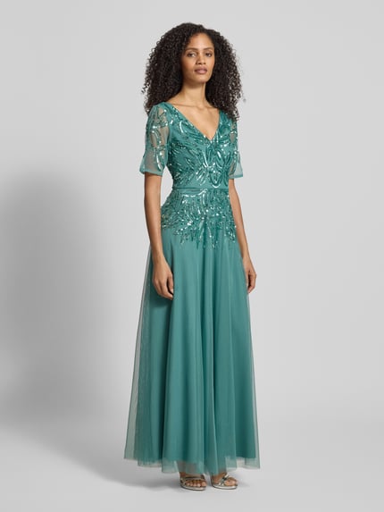 Vrouwenmodel draagt Avondjurk met floralem paillettenbesatz van Adrianna Papell, getailleerde pasvorm, V-hals, mesh, met korte mouwen, onderrok, naadritssluiting, kleur smaragdgroen, volledige lichaamsweergave van voren.