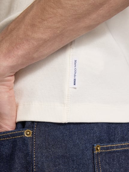 Männermodel trägt Slim Fit Tank Top aus Baumwoll-Mix von Marc O'Polo Denim, unifarben, Rippstrick, Label Patch, Nahaufnahme Oberkörper.