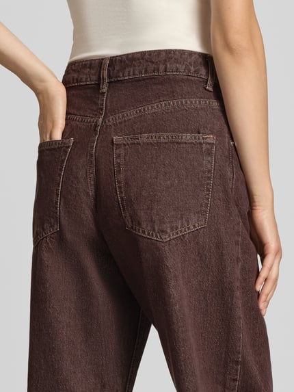 Frauenmodel trägt Barrel Fit Jeans im 5-Pocket-Design von Topshop, reine Baumwolle, braun, Detailaufnahme Rückansicht.
