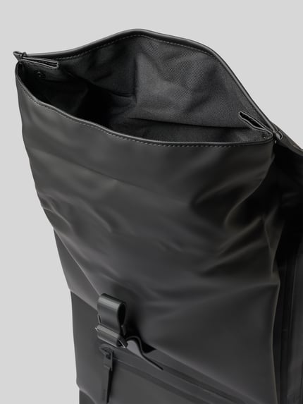 Productfoto, Rucksack met Logo-Detail van Rains met hoofvak, karabijnhaak, verstelbare schouderband, rolltop, zwart, context: Heren rugzakfunctie, hoofvak met karabijnhaak, verstelbare schouderband, logodetail, rolltop, Breedte maat 1: 34 cm, Lengte maat 1: 48 cm, Diepte maat 1: 11 cm, bandlengte maat 1: 80 cm