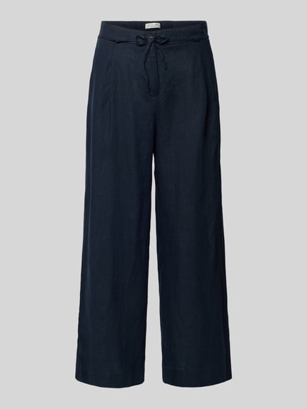 Produktfoto, Leinenhose mit Bindegürtel von Christian Berg Woman in Dunkelblau, weite Beinform, reines Leinen, glatte Textur, Wide Leg, Knopfverschluss, Bindegürtel, schlichte Linien, ruhige Farbgebung.