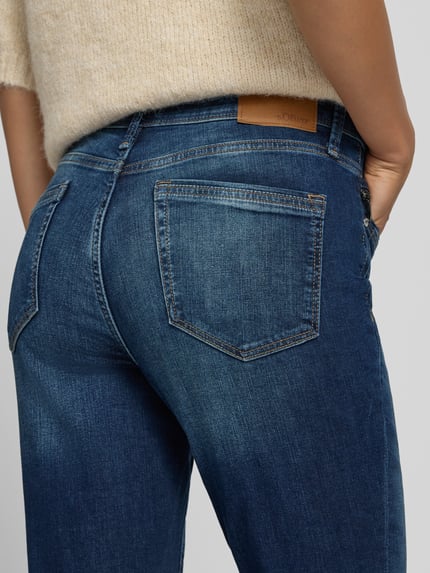 Frauenmodel trägt Slim Fit Jeans aus Baumwoll-Mix Modell 'BETSY SLIM' von s.Oliver RED LABEL, dunkles Blau, strukturierte Oberfläche, Nahaufnahme Rückansicht, Damen Skinny Fit Jeans von s.Oliver RED LABEL
