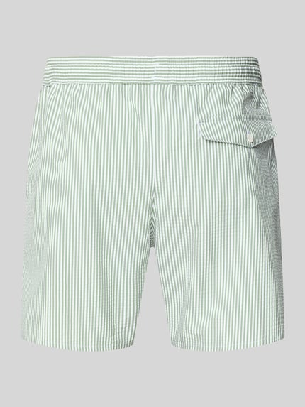 Produktfoto, Badeshorts aus Baumwoll-Mix von Lacoste in grün-weiß gestreifter Seersucker-Optik mit Logo-Applikation und Tunnelzug.