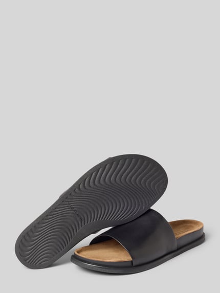 Productfoto, Pantoletten uit echt rundleer van Vagabond, look: effen kleuren, afgeronde punt van de schoen, platte hakvorm, labelapplicatie, licht geprofileerde zool, materiaal: echt rundleer