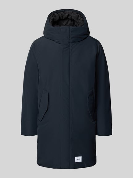 Produktfoto, Regular Fit Mantel mit Kapuze und Label-Patch Modell 'FOGG2' von khujo in Dunkelblau, verdeckter Reißverschluss, seitliche Pattentaschen, glatte Textur