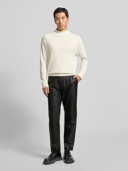 Männermodel trägt Wide Leg Hose aus echtem Lammleder Modell 'CHANCE' von SELECTED HOMME, glänzende Optik, Glattleder, Ganzkörperansicht von vorne.