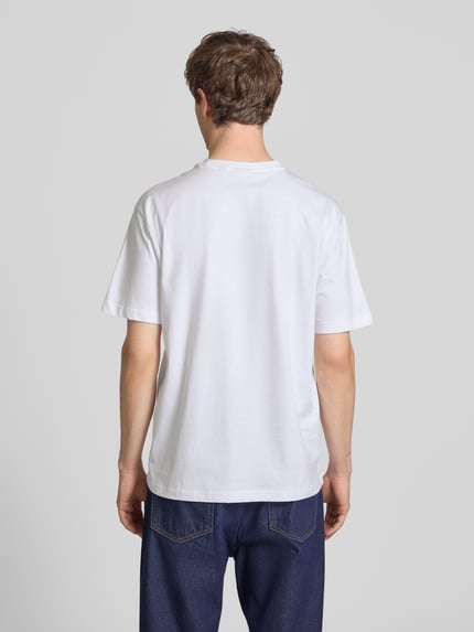 Männermodel trägt Relaxed Fit T-Shirt aus reiner Baumwolle Modell 'FRED' von Only & Sons, unifarben weiß, Kurzarm, Ganzkörperansicht Rückansicht.