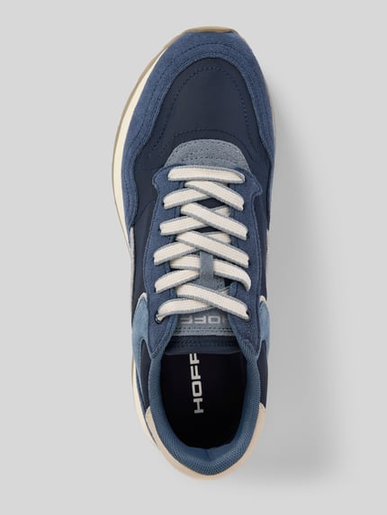 Produktfoto, Sneaker mit Logo-Prägung Modell 'City' von HOFF in verschiedenen Blautönen, weiße Schnürsenkel, profilierte Sohle, abgerundete Passform, contextbezogene Absatzhöhe 3 cm, Schafthöhe 9 cm, Schaftweite 6 cm
