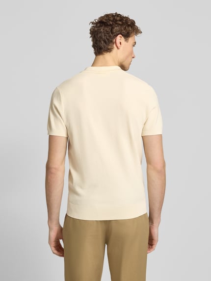 Männermodel trägt Regular Fit Poloshirt aus Lyocell-Mix mit Seiden-Anteil von Profuomo, fakturowany wzór, dekolt w serek, krój regular fit, długość tyłu w rozmiarze M: 67 cm, mieszanka lyocellu i jedwabiu, kolor jasny, gładka tekstura, Ganzkörperansicht Rückansicht.