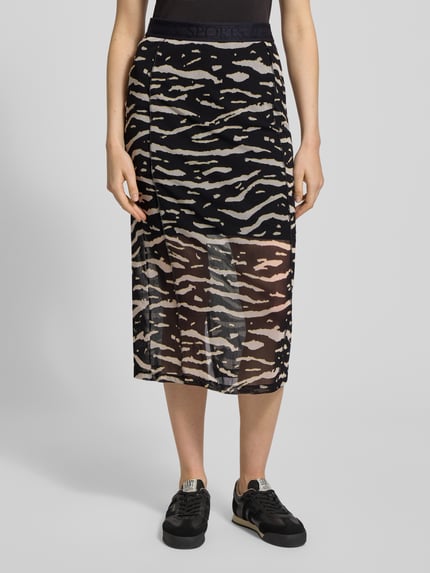 Vrouwenmodel draagt Midirock mit Gehschlitz und elastischem Bund van Marc Cain, recht model, allover zebra-look, semi-transparant, zwarte tinten, elastische tailleband, Nahaufnahme onderlichaam.