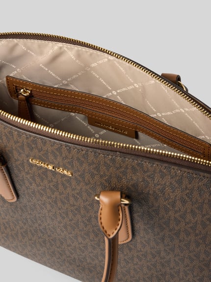 Produktfoto, Handtasche mit Logo-Applikation Modell 'Murphy' von MICHAEL Michael Kors aus braunem Kunstleder mit Allover-Logo-Print, goldfarbenem Reißverschluss und beigem Innenfutter, Detailaufnahme des Innenfachs mit Reißverschluss.