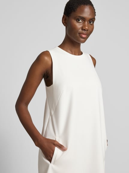 Vrouwenmodel draagt knielang zakelijk Knielanges Business-Kleid met ronde hals van Windsor, straight fit, materiaalmix met viscose, ruglengte 86 cm, borstwijdte 45 cm, ritssluiting achter, nahaufnahme bovenlichaam.