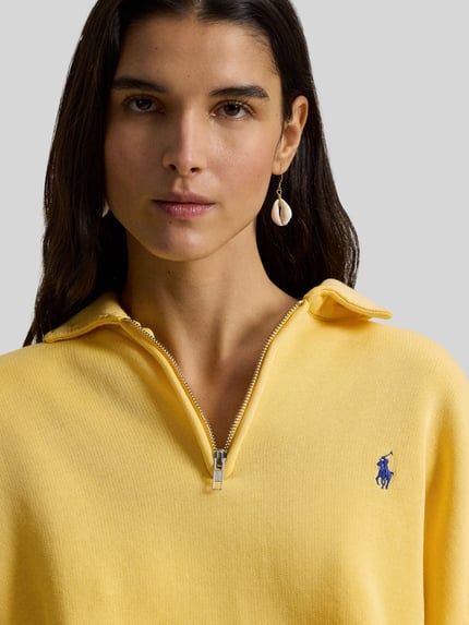 Frauenmodel trägt Sweatshirt mit Label-Stitching von Polo Ralph Lauren in Gelb, Baumwoll-Mix, Polokragen, Nahaufnahme Oberkörper.