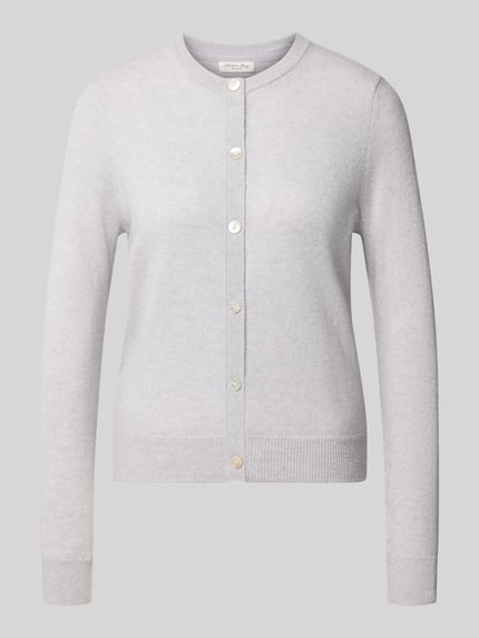 Produktfoto, Strickjacke aus reinem Kaschmir mit durchgängiger Knopfleiste von Christian Berg Woman, hellgraue Farbe, glatte Textur, regular Fit, langärmlig, gerippte Abschlüsse, gerippte Blende.