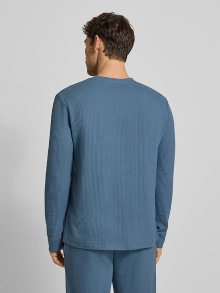 Männermodel trägt Regular Fit Pyjama-Oberteil aus Baumwoll-Mix Modell 'AUSTIN' von HUGO, Optik: Unifarben, Waffel-Struktur, Ganzkörperansicht Rückansicht