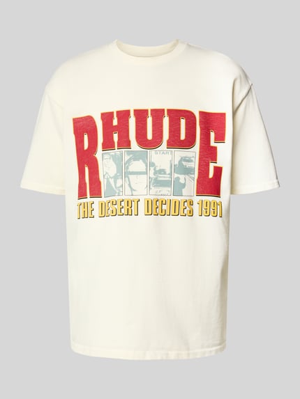 Produktfoto, T-Shirt mit Label-Print von RHUDE in Creme mit rotem und gelbem Print aus reiner Baumwolle, lockerer Schnitt, Rundhalsausschnitt, Rückenlänge in Größe M 70 cm