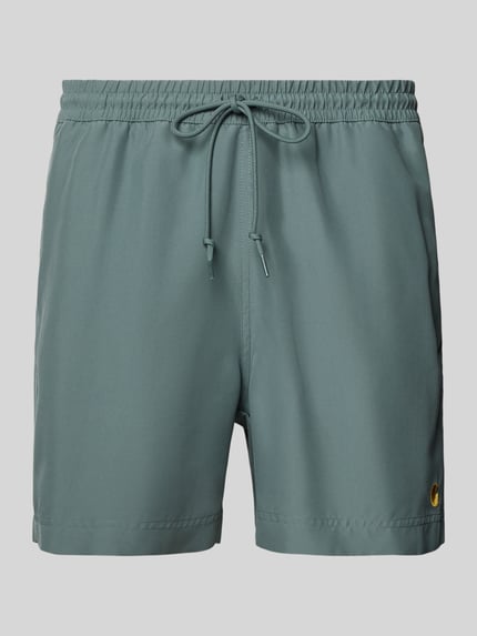 Produktfoto, graue Regular Fit Badeshorts mit Logo-Stitching, elastischem Bund und Tunnelzug, Modell 'Chase' von Carhartt Work In Progress