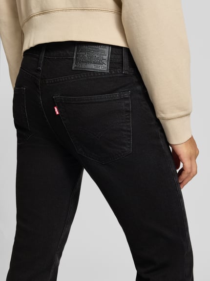 Männermodel draagt zwarte slim fit jeans Slim Fit Jeans aus Baumwoll-Lyocell-Mix Modell '511® SLIM' van levi's®, heren slim fit jeans, close-up achterkant