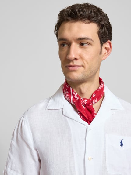 Männermodel draagt Regular Fit vrijetijdsoverhemd uit puur linnen van Polo Ralph Lauren, look: effen, borstzak, gestikt logo, korte mouw, reverskraag, doorlopende knoopsluiting, gevlamd garen materiaalverwerking, materiaal: linnen. Nahaufnahme bovenlichaam.