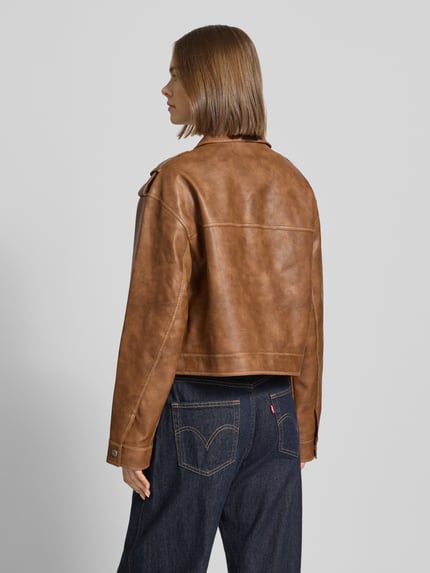 Vrouwenmodel draagt Jacke in Leder-Optik met Pattentaschen model 'MADISON' van Topshop, regular fit, leerlook bruin, rugaanzicht