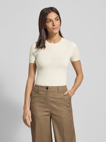 Frauenmodel trägt Regular Fit Strickshirt aus Seiden-Woll-Mix Modell 'MSTLEPRE' von Max Mara Studio, Optik: Unifarben, Mini-Pailletten, Rundhals, Kurzarm, Ärmelabschluss und Rumpfabschluss gerippt, Feinstrick, Ganzkörperansicht von vorne.
