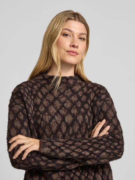 Modelka nosi Relaxed Fit Strickpullover aus elastischem Woll-Mix od zero, wzór w kratę, stójka, mieszanka wełny, długość tyłu 62 cm, długość rękawów 54 cm, kolor brązowo-czarny, faktura miękka, zbliżenie na górną część ciała.