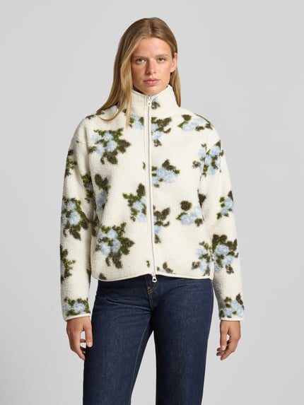Frauenmodel trägt Regular Fit Teddyjacke mit Allover-Muster Modell 'AUTUMN' von PIECES, cremeweiß mit blauen und grünen Blumen, Damen Fleecejacke, Ganzkörperansicht von vorne.