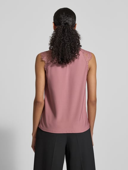 Frauenmodel trägt Regular Fit Blusentop mit Spitze Modell 'MILLA' von Vero Moda, Optik: Unifarben, Spitzenärmel, Schlüsselloch, Ganzkörperansicht Rückansicht.