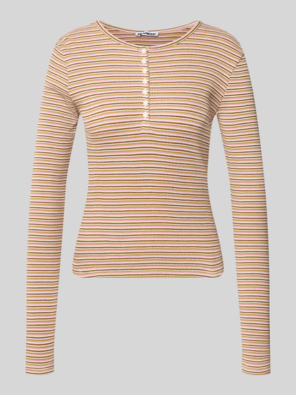 Produktfoto, Slim Fit Langarmshirt aus reiner Baumwolle von REVIEW, beige-weiß gestreift, Rundhalsausschnitt, Knopfleiste, Damenmode