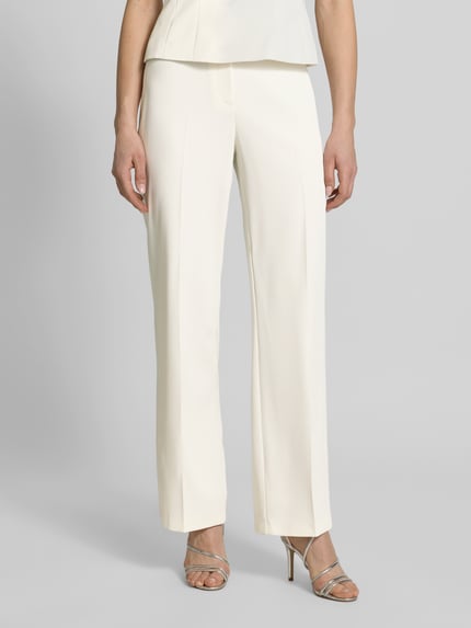 Frauenmodel trägt Hose mit Bügelfalten von Jake*s Cocktail in Creme, Material-Mix mit Stretch, Regular Fit, Ganzkörperansicht von vorne.