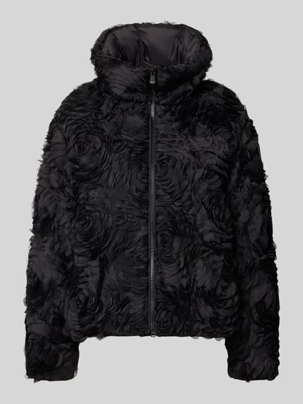 Produktfoto, Jacke mit Daunen-Federn-Füllung Modell 'ROSEE' von Blauer USA, schwarzer floraler Allover-Look, strukturierte Oberfläche