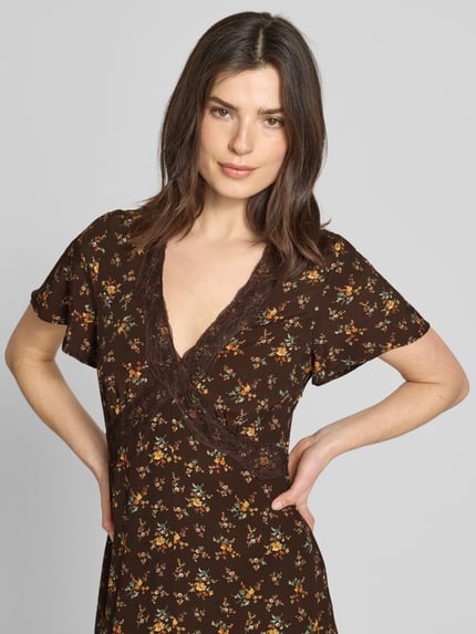 Vrouwenmodel draagt Midikleid aus Viskose mit floralem Muster von Jake*s Casual in donkerbruin met bloemenmotief, V-hals, a-lijn, zuiver viscose. Nahaufnahme bovenlichaam.