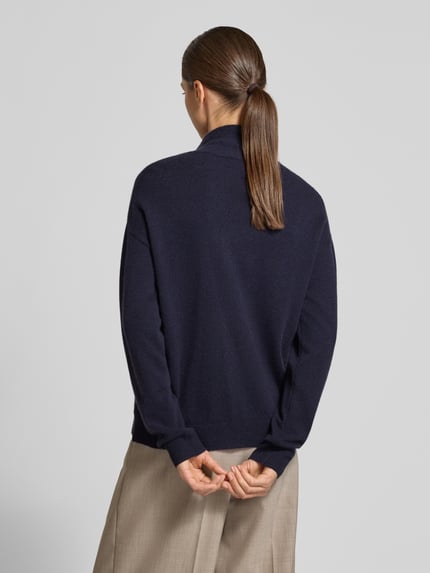 Frauenmodel trägt Kaschmirpullover mit Schal-Detail von Christian Berg Woman in Dunkelblau, reines Kaschmir, Rückansicht, Ganzkörperansicht Rückansicht.