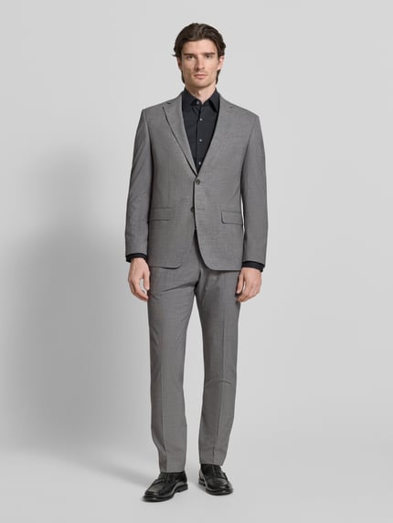 Männermodel trägt Regular Fit Anzugjacke mit Viskose-Anteil von HECHTER PARIS in Grau, Reverskragen, Doppelknopfleiste, Ganzkörperansicht von vorne.