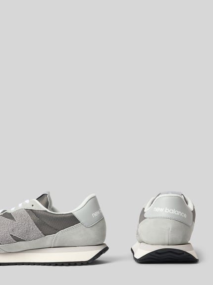 Produktfoto, Sneaker aus leermix mit logodetail von New Balance, profielzool, afgeronde pasvorm, vetersluiting, grijs en wit, hakhoogte maat 44: 3 cm, schachthoogte: 8 cm, schachtbreedte: 9 cm