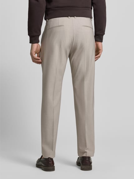 Männermodel trägt P&C Special - Exklusiv bei P&C Slim Fit Anzughose Modell 'Salto' von CINQUE aus Material-Mix mit Baumwoll-Anteil, Ganzkörperansicht Rückansicht.