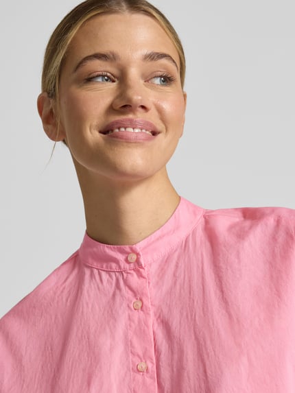 Frauenmodel trägt Boxy Fit Bluse mit Stehkragen und 3/4-Arm von Emily Van den Bergh aus Reine Baumwolle, Knopfleiste, Nahaufnahme Oberkörper.