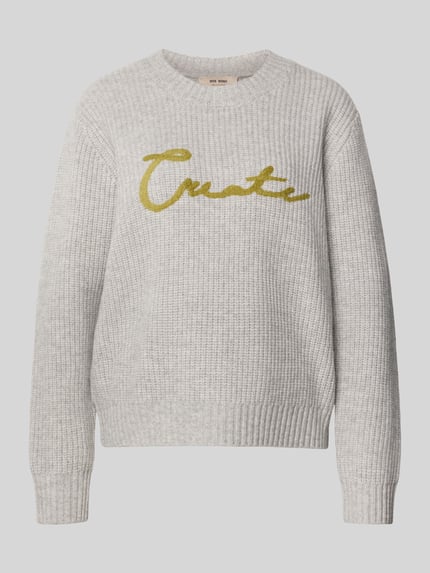 Produktfoto, szary Strickpullover mit Rundhalsausschnitt Modell 'Brynna' von MOS MOSH, bawełna, relaxed fit, napis, tekstura dzianiny