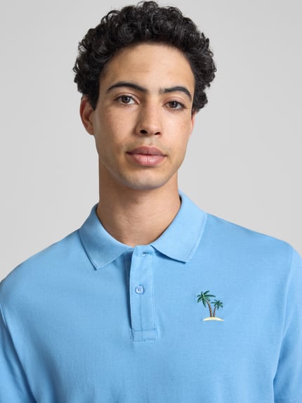 Männermodel trägt Regular Fit Poloshirt mit Stitching Modell 'FELISE' von Blend, reine Baumwolle, hellblau, Nahaufnahme Oberkörper.