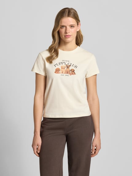 Vrouwenmodel draagt T-shirt met motiefprint en ronde hals van REVIEW, mix van katoen en elastaan, regular fit, dames, ruglengte maat S 51 cm, geheel vooraanzicht