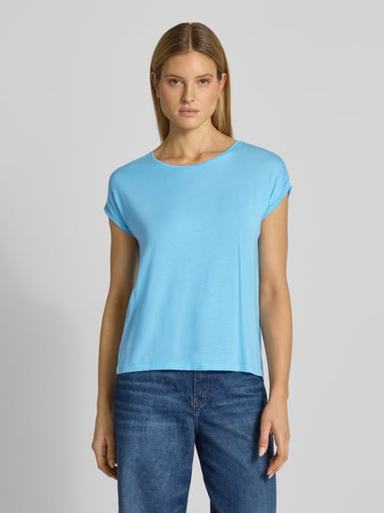 Kobiece model nosi Relaxed Fit T-Shirt aus Lyocell-Mix Modell 'AVA' von Vero Moda, niebieski melanż, krój relaxed fit, dekolt w łódkę, krótki rękaw, zakończenie rękawów z brzegu, materiał: mieszanka lyocellu, Ganzkörperansicht von vorne