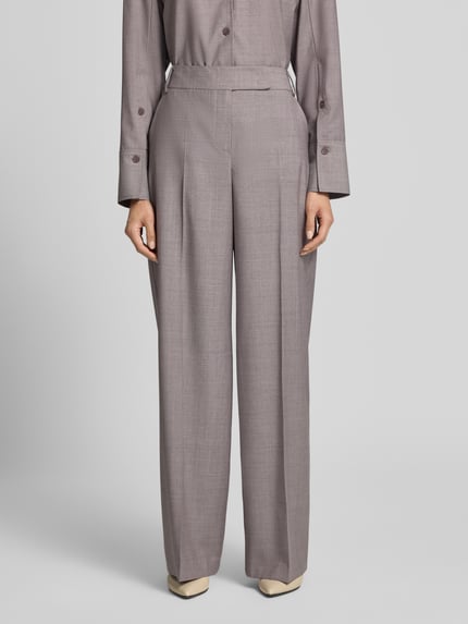 Frauenmodel trägt Wide Fit Hose aus reiner Schurwolle mit Bügelfalten von windsor., graue Farbe, glatte Textur, Ganzkörperansicht von vorne