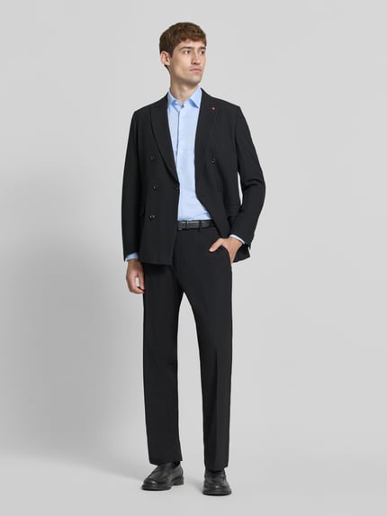 Männermodel trägt Super Slim Fit Businesshemd mit Kentkragen von OLYMP in Hellblau, glatte Webware, Ganzkörperansicht von vorne.