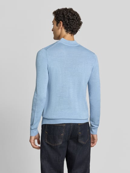 Męski model nosi Regular Fit Turtleneck aus Woll-Mix od Christian Berg Men, błękitna mieszanka wełny, prążkowane wykończenia, długość tyłu 69 cm, długość rękawów 51 cm, długi rękaw, widok całej sylwetki z tyłu