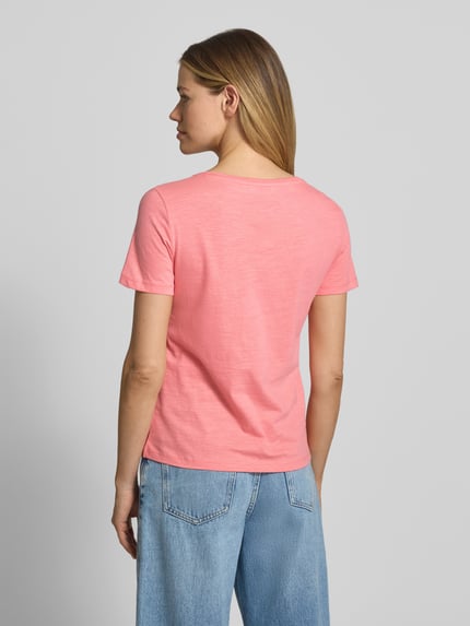 Vrouwenmodel draagt Regular Fit T-Shirt uit pure katoen van Tom Tailor, effen roze, v-hals, korte mouw, flammengaren, volledige achterkantaanzicht.